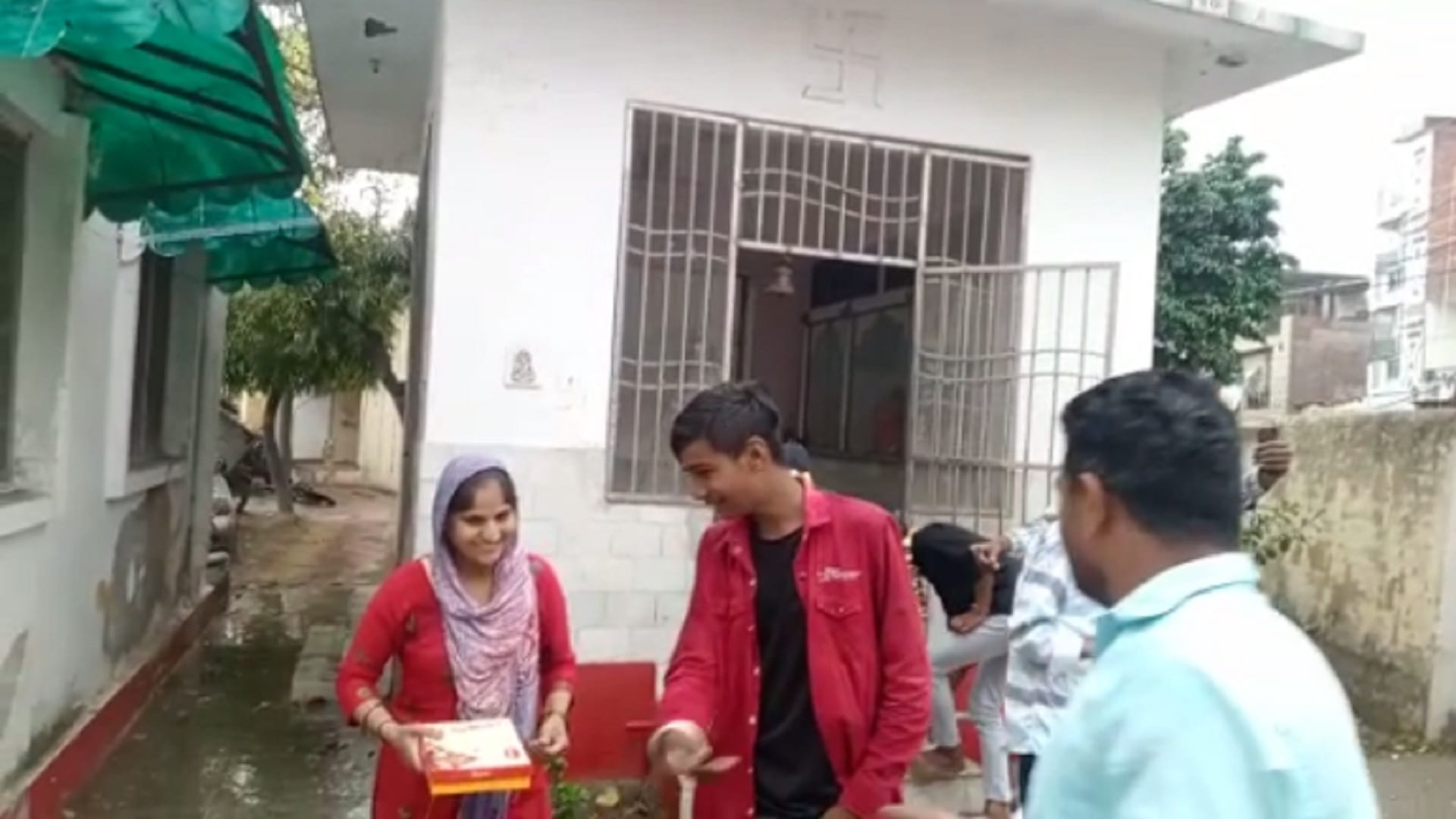 Meerut News : A lover couple has marry in police station in Mawana and see photos