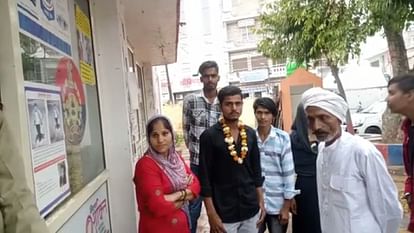 Meerut News : A lover couple has marry in police station in Mawana and see photos