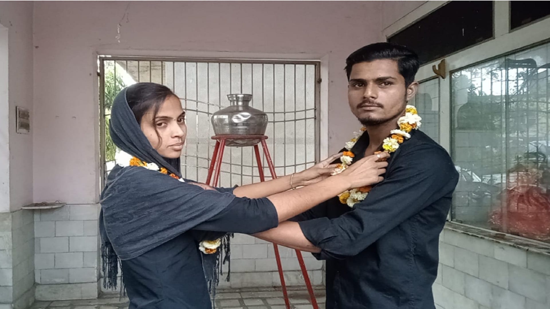 Meerut News : A lover couple has marry in police station in Mawana and see photos
