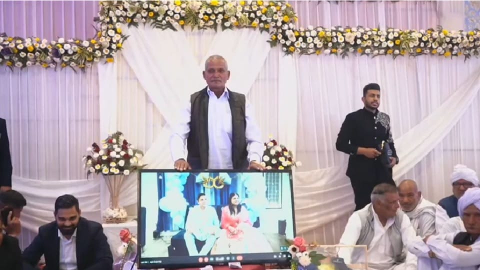 Unique wedding: bride and groom took rounds in US: relatives performed rituals in Haryana, blessings online