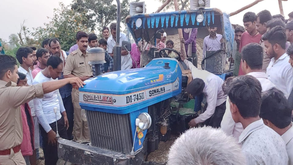 innocent died after Chaff laden tractor trolley overturned in Mainpuri