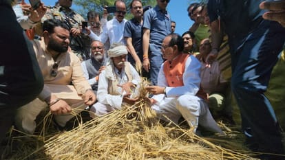 MP News: CM Shivraj reached among the farmers, said - I will not let tears come in the eyes of any farmer