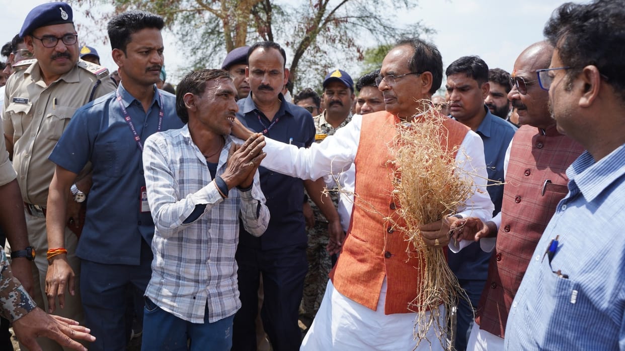 MP News: CM Shivraj reached among the farmers, said - I will not let tears come in the eyes of any farmer