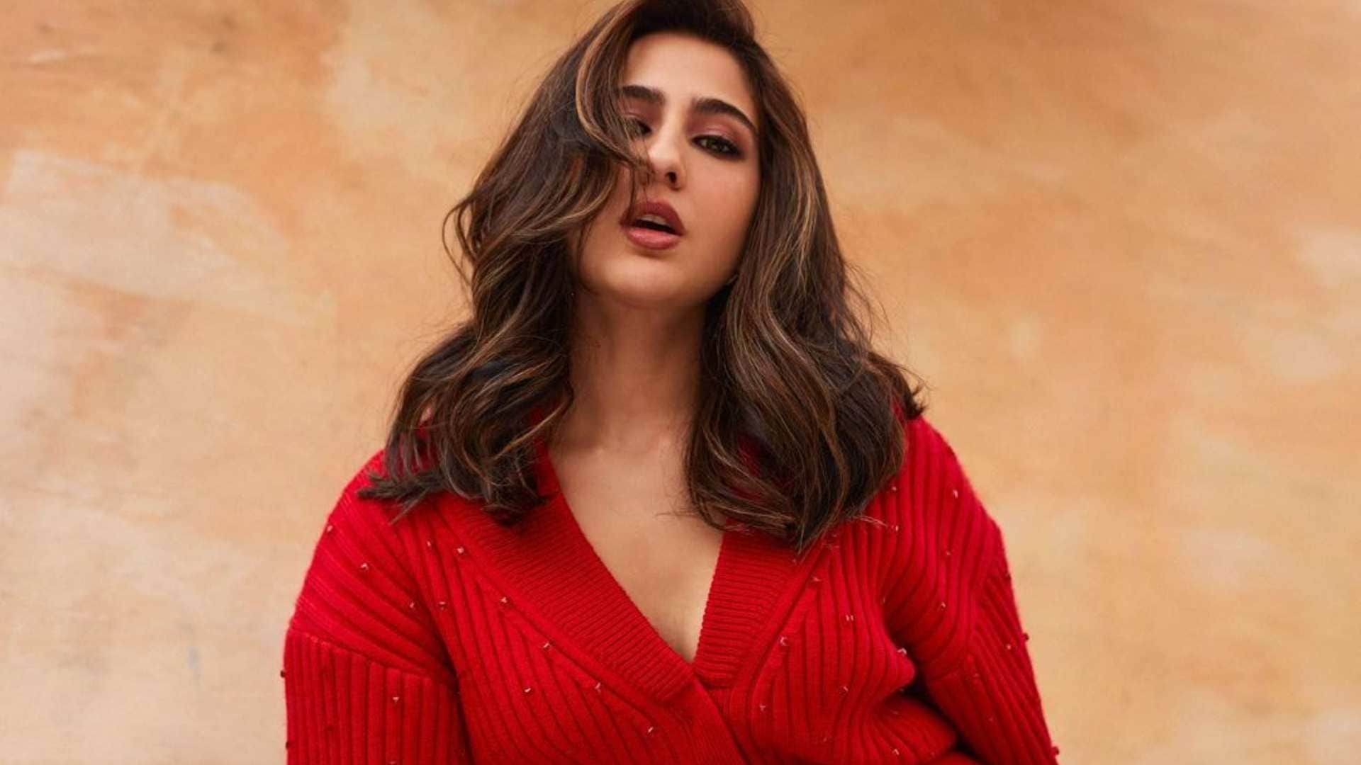 Zara Hatke Zara Bachke actress Sara Ali Khan Reveals Her mother Amrita Singh is obsessed with Twitter