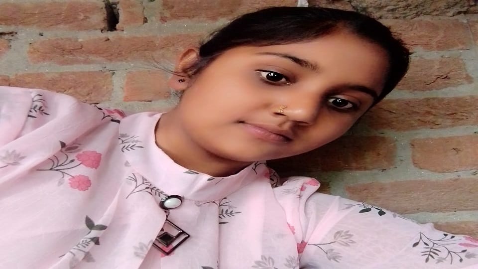 school girl student dead body found hanging in the house in Pilibhit