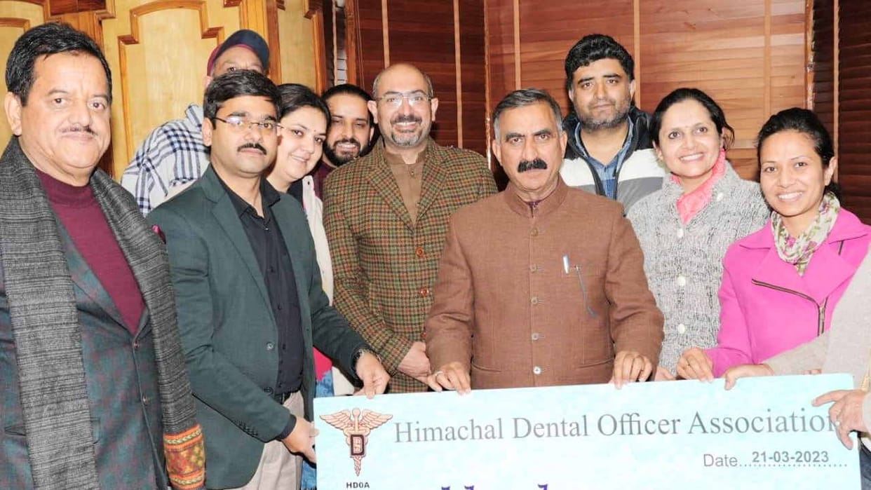 delegation of Himachal Dental Officer Association presents a cheque of Rs 5 lakh for Mukhyamantri Sukh Aashray