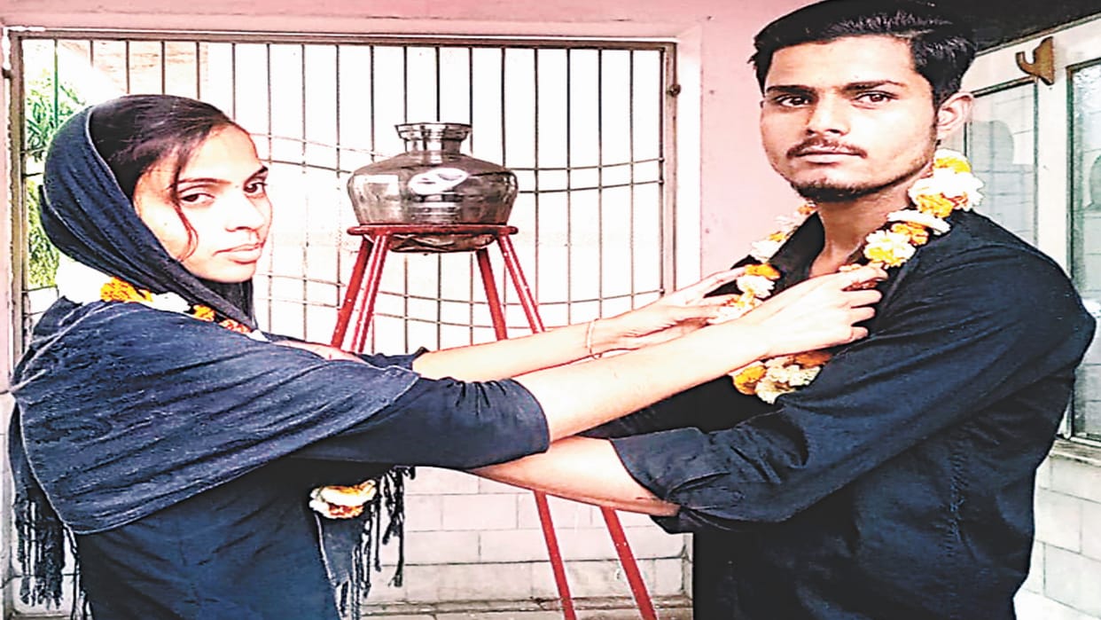 Meerut: Mandap, Bandbaja nor Baraat, Ujjwal and Ayushi held each other's hand in the police station, police bl