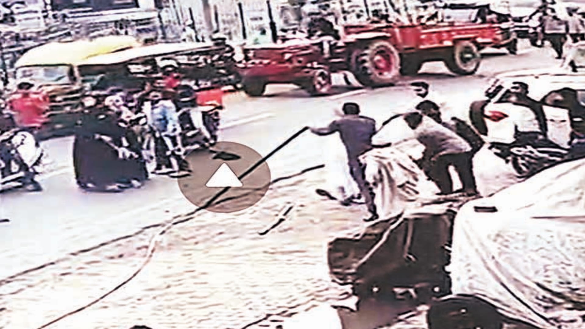 electric wire broke and fell on the young man in Meerut, smoke comes his chest, people saved