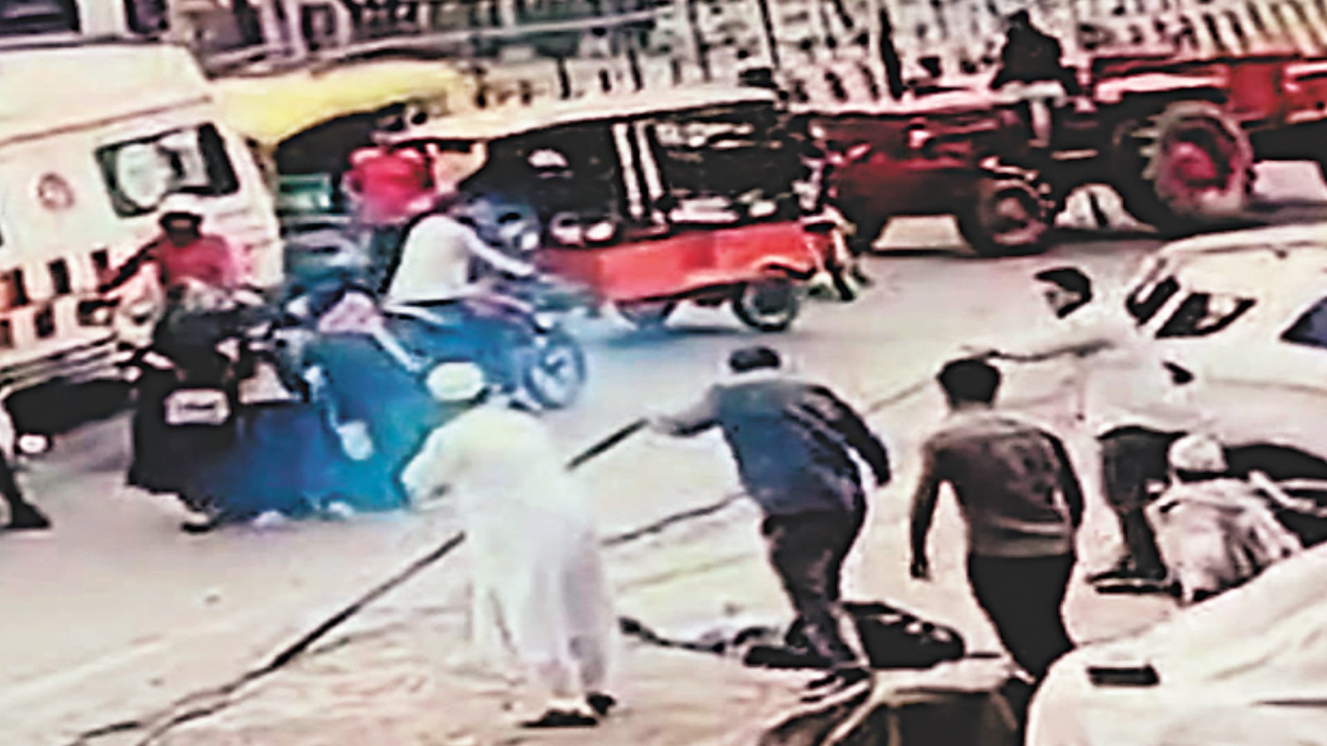 electric wire broke and fell on the young man in Meerut, smoke comes his chest, people saved