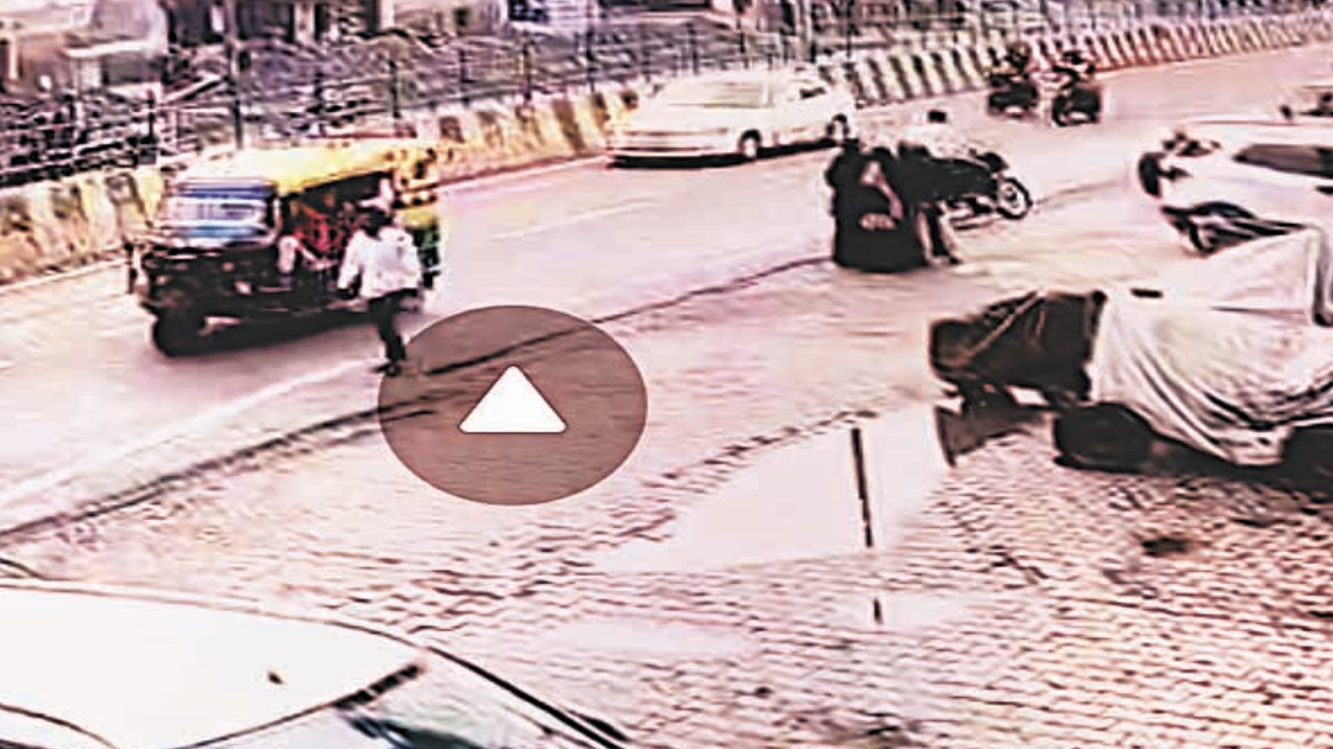 electric wire broke and fell on the young man in Meerut, smoke comes his chest, people saved