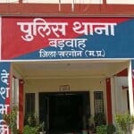 बड़वाह थाना क्षेत्र में एक बुजुर्ग पिता ने बेटे की हत्या कर दी।