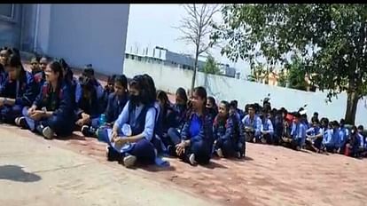 Korba: नकल करते समन्वयक ने पकड़ा, तो 11वीं की छात्रा ने किया खुदकुशी का प्रयास, लगाया अभद्रता करने का आरोप स्कूल में समन्वयक के खिलाफ प्रदर्शन करते छात्र।