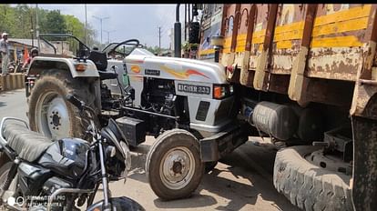 Jagdalpur: कार चालक ने अचानक गेट खोला, पीछे से आ रहा ट्रैक्टर अनियंत्रित होकर ट्रक में घुसा, बाल-बाल बचे लोग कार चालक की लापरवाही से ट्रक में जा घुसा ट्रैक्टर।
