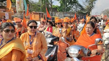 चैत्र नवरात्रि 2023: जगदलपुर में मातृ शक्ति ने निकाली स्कूटी रैली, शहरवासियों को दी नव वर्ष की बधाई नवरात्रि पर महिलाओं ने निकाली स्कूटी रैली।