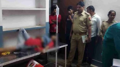 Jaunpur: मिट्टी लेने गई युवती को मनबढ़ों ने मारी गोली, 10 मई को होनी है शादी, गांव में सनसनी घायल युवती से पूछताछ करती पुलिस