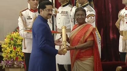 President Droupadi Murmu presenting Padma Award 2023 news and updates