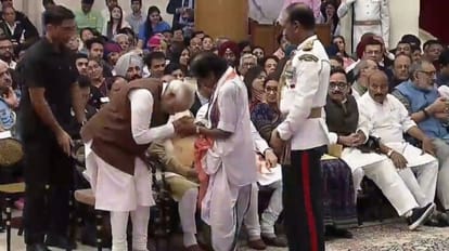 Padma Award: कोटा सच्चिदानंद शास्त्री के सम्मान में खड़े हुए पीएम मोदी, दिल जीत लेगी सादगी, देखें वीडियो कोटा सच्चिदानंद शास्त्री के सम्मान में खड़े हुए पीएम मोदी