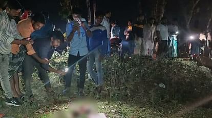 Bihar: किशनगंज में सड़क हादसे में बाइक सवार 2 युवक की मौत, तेज रफ्तार ट्रक ने दोनों को रौंदा सड़क हादसे के बाद लगी भीड़।