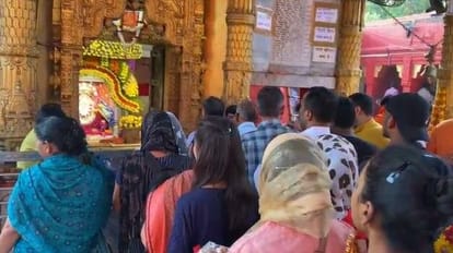नवरात्र के पहले दिन दुर्गाकुंड में दर्शन पूजन करते लोग