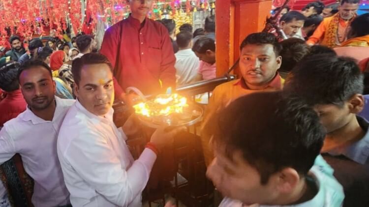मंदिरों में देवी के दर्शनों के लिए पहुंचे श्रद्धालु