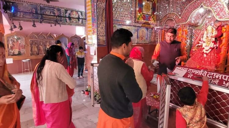कोटद्वार के सिद्धपीठ सुखरो देवी मंदिर में पूजा अर्चना करते श्रद्धालु।