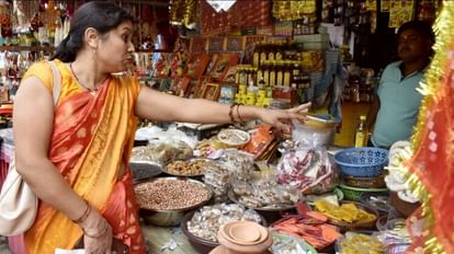 पूजा सामग्री की खरीदारी करती महिला।
