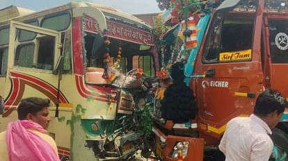 ट्रक-बस में भिड़ंत, 20 घायल: कबीरधाम में ओवरटेक करने की चक्कर में हादसा, आधे घंटे ट्रक में फंसा रहा चालक कवर्धा में ट्रक और बस की भिड़ंत हो गई।