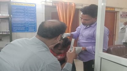 उपचार कराता घायल युवक