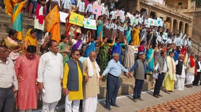 Varanasi: विश्व जल दिवस पर बनाई गई मानव श्रृंखला, विश्वंभर नाथ मिश्र ने बताया कब तक चलेगा ये आंदोलन विश्व जल दिवस पर बनाई गई मानव श्रृंखला
