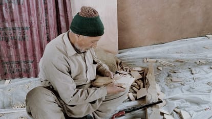 jammu kashmir Muslim artisans are renovating 700 year old Mangleshwar Bhairav temple in Srinagar