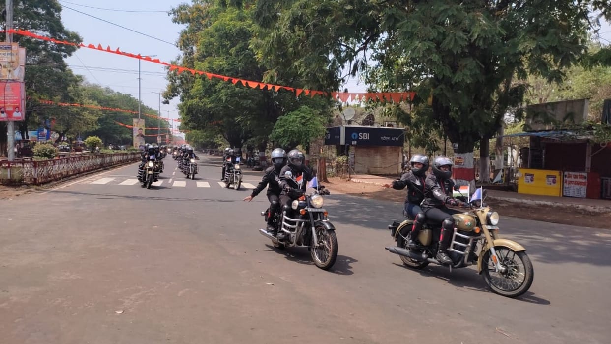 CRPF women commandos reached durg after traveling 1800 km with bullet