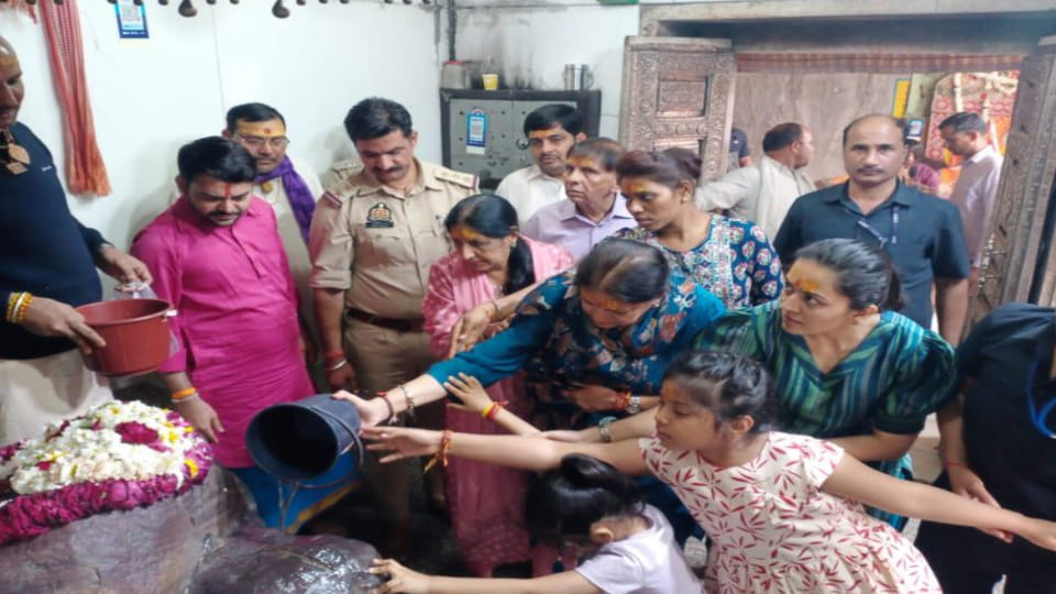 Sonal Shah wife of Union Home Minister Amit Shah visited Gigiraj Ji in Mathura