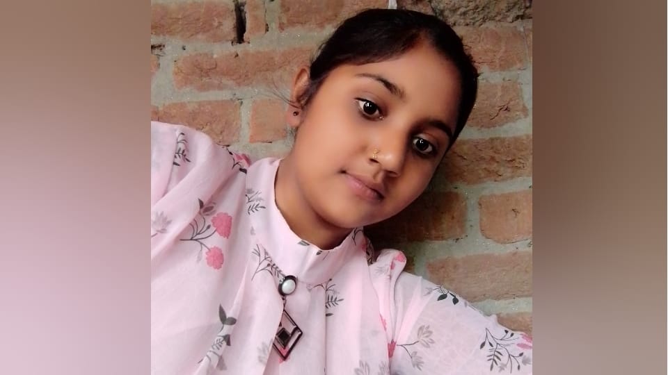 class 10 girl student committed suicide by hanging in Pilibhit