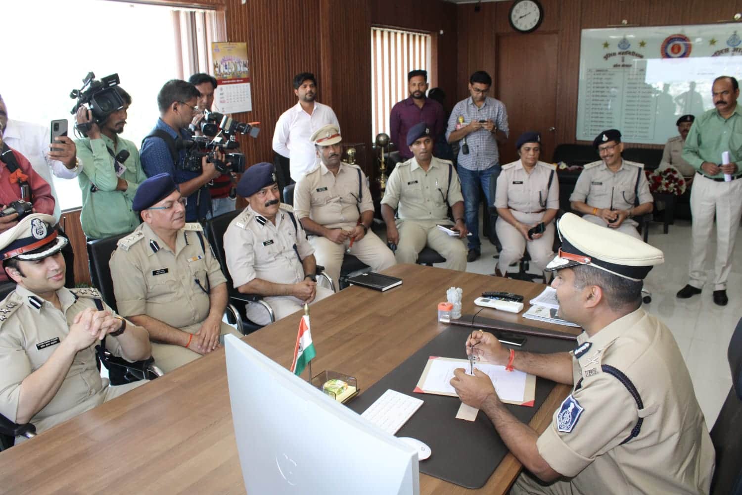 Bhopal News: Bhopal Police Commissioner Harinarayanchari Mishra took charge, said – Police will work with sens