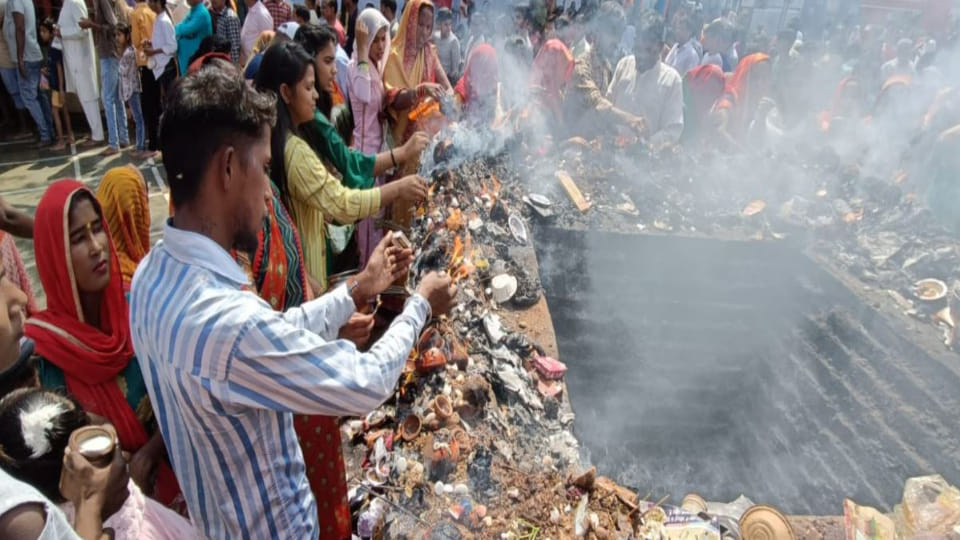 Devotees throng Chamunda Mata temple on first day of Navratri in Kasganj