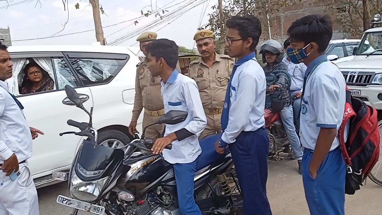 DM saw three students on a bike, taught the lesson of the rules, told the parents, do not play with life