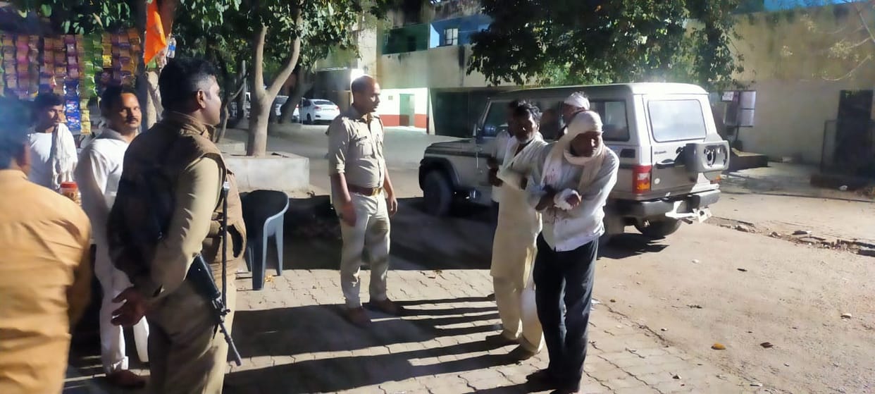 Bloody conflict in Hamirpur, firing took place after lathi and Sticks, 13 people seriously injured