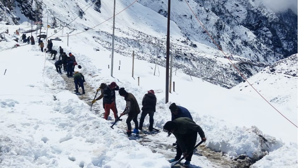 Kedarnath dham yatra 2023 Heavy Snow Cutting work continue after weather Clear See Photos