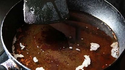 Teenage girls fell into boiling oil from pan in Agra ten people got badly burnt