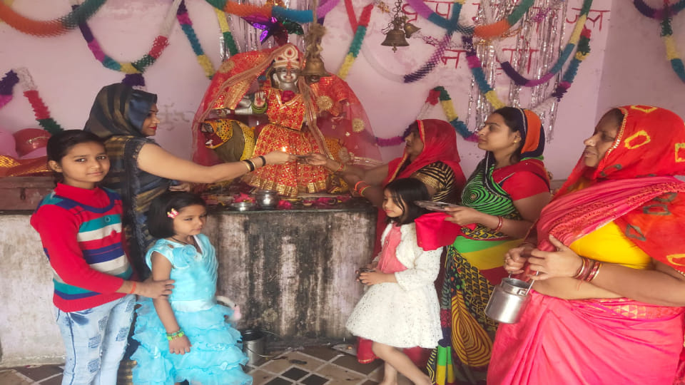 huge crowd of devotees reached temples on first day of Chaitra Navratri in Etah
