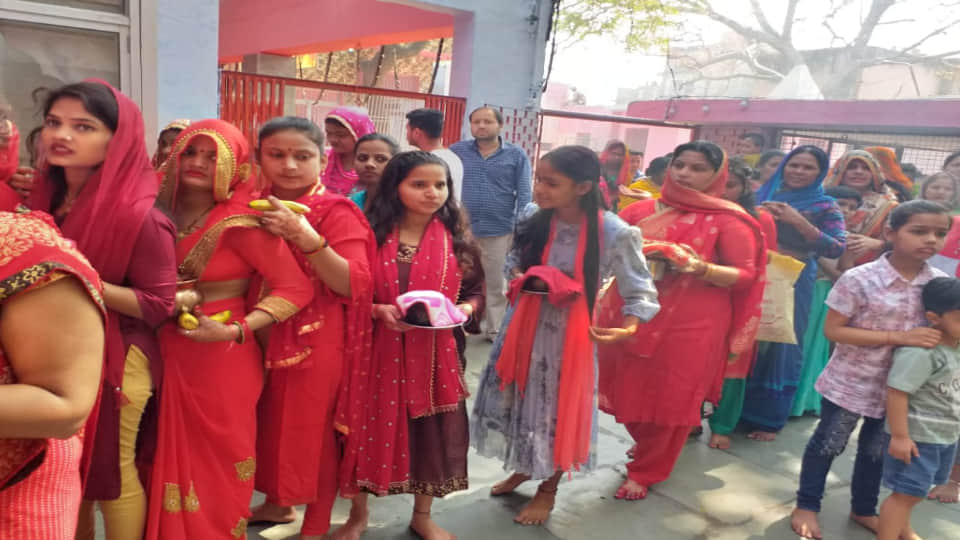 huge crowd of devotees reached temples on first day of Chaitra Navratri in Etah
