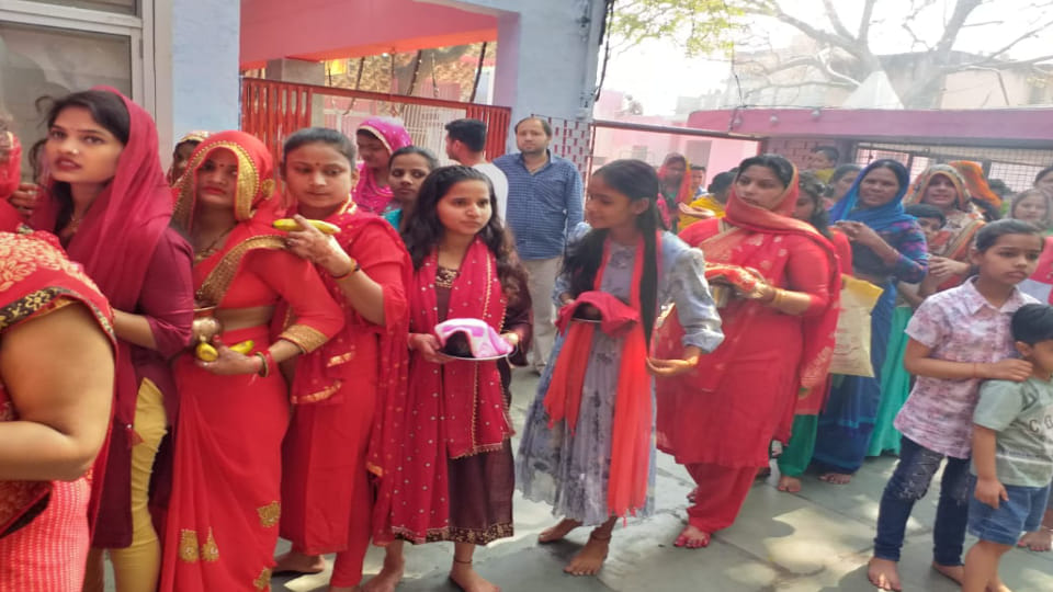 huge crowd of devotees reached temples on first day of Chaitra Navratri in Etah