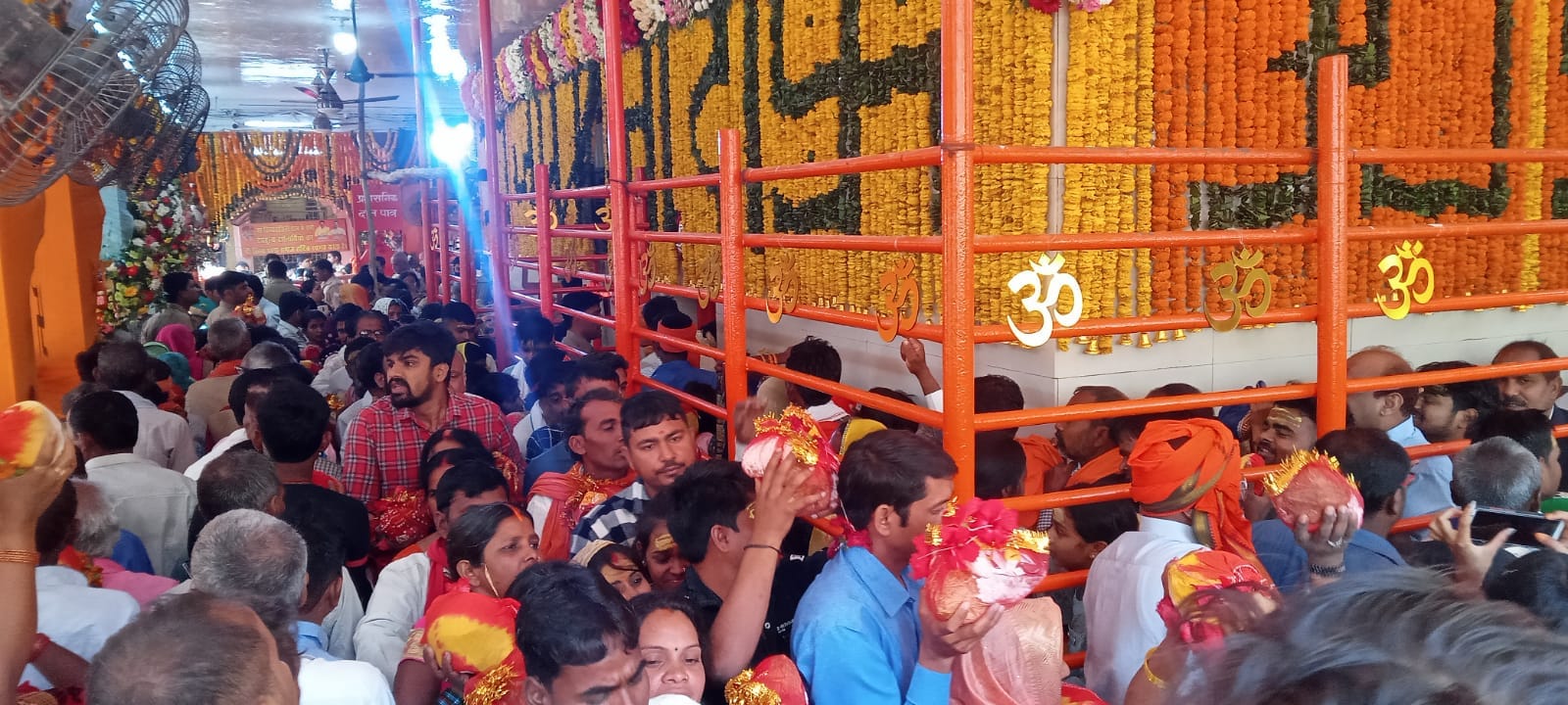 Crowd of devotees gathered at Maa Vindhyavasini Dham in Mirzapur, queue started from four o'clock to see the m
