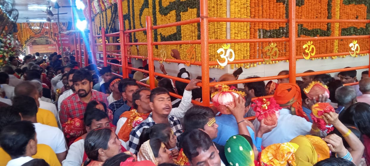 Crowd of devotees gathered at Maa Vindhyavasini Dham in Mirzapur, queue started from four o'clock to see the m