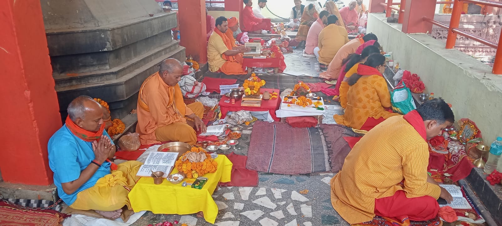 Crowd of devotees gathered at Maa Vindhyavasini Dham in Mirzapur, queue started from four o'clock to see the m