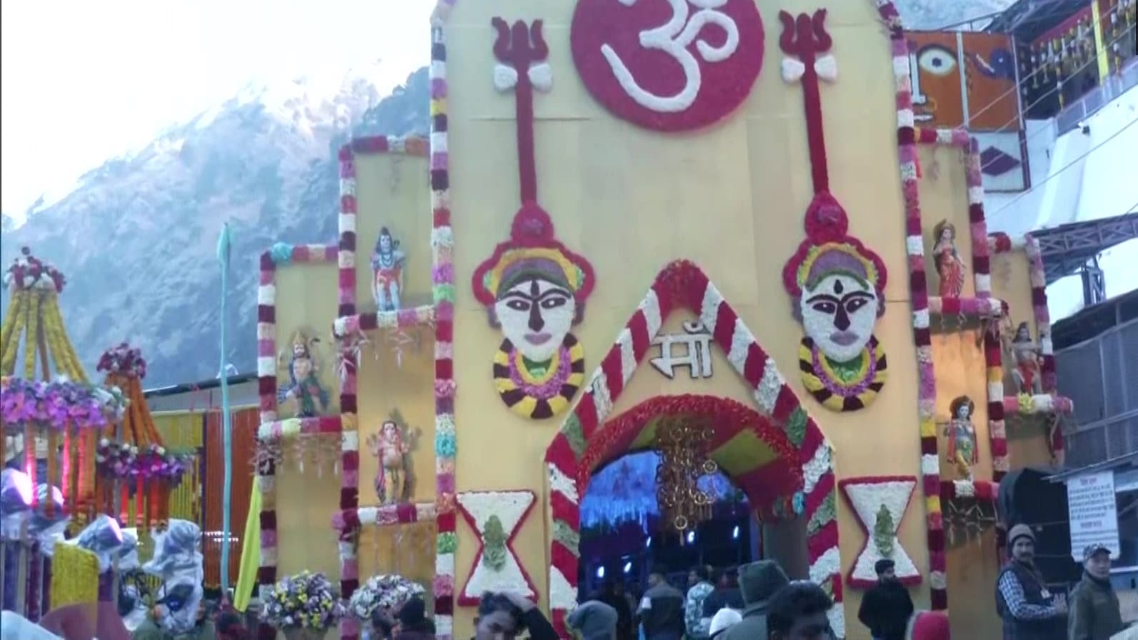 Chaitra Navratri 2023 mata vaishno davi temple katra decorated with  42 trucks fruits and flowers