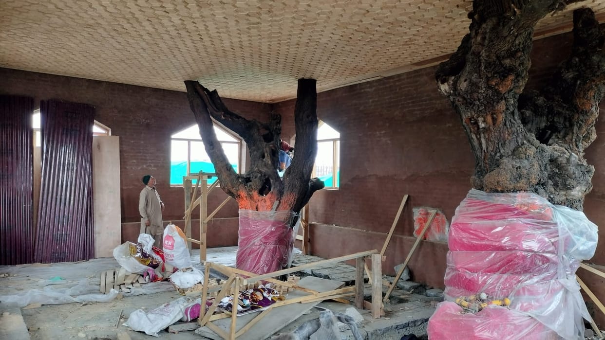 jammu kashmir Muslim artisans are renovating 700 year old Mangleshwar Bhairav temple in Srinagar