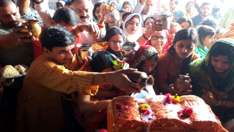 huge crowd of devotees reached temples on first day of Chaitra Navratri in Etah
