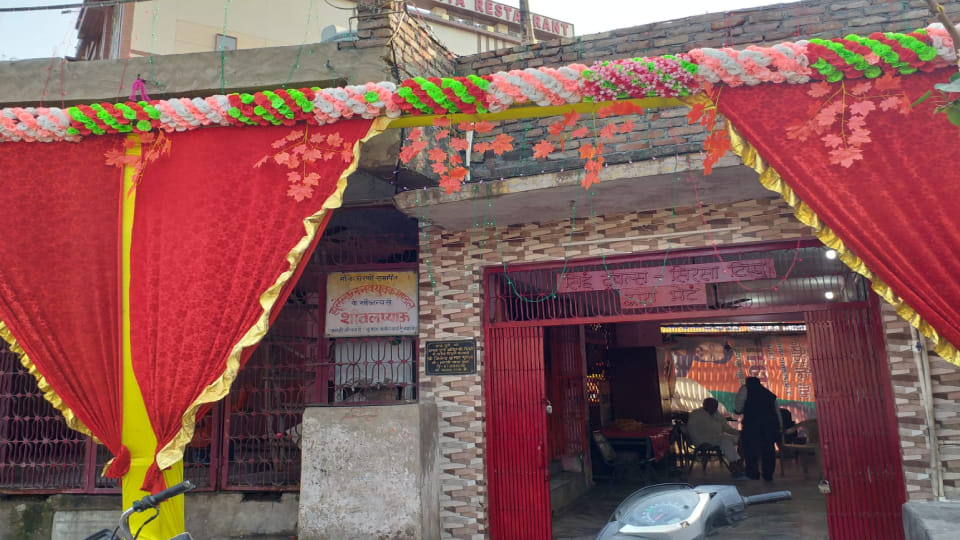 huge crowd of devotees reached temples on first day of Chaitra Navratri in Etah