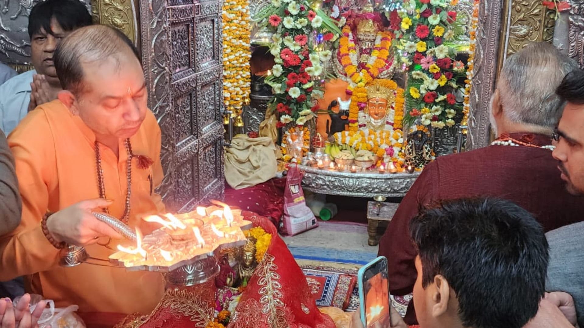 Chaitra navratri 2023 devotees Crowd in temples of Maa Durga ghatsthapna kalash sthapna watch Photos